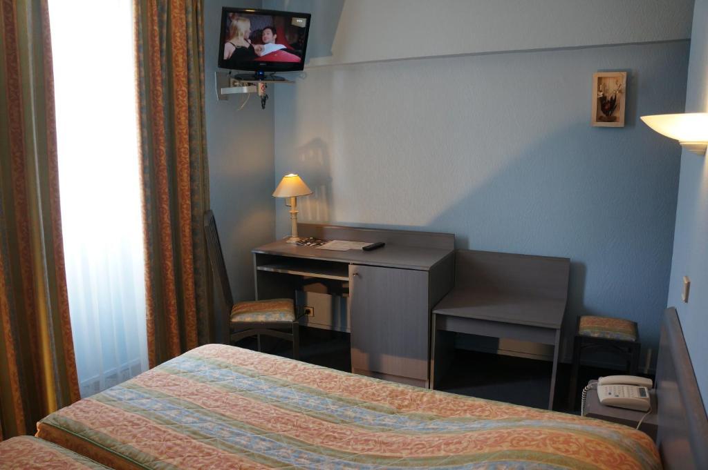 Hotel A La Grace De Dieu Brie-Comte-Robert Luaran gambar